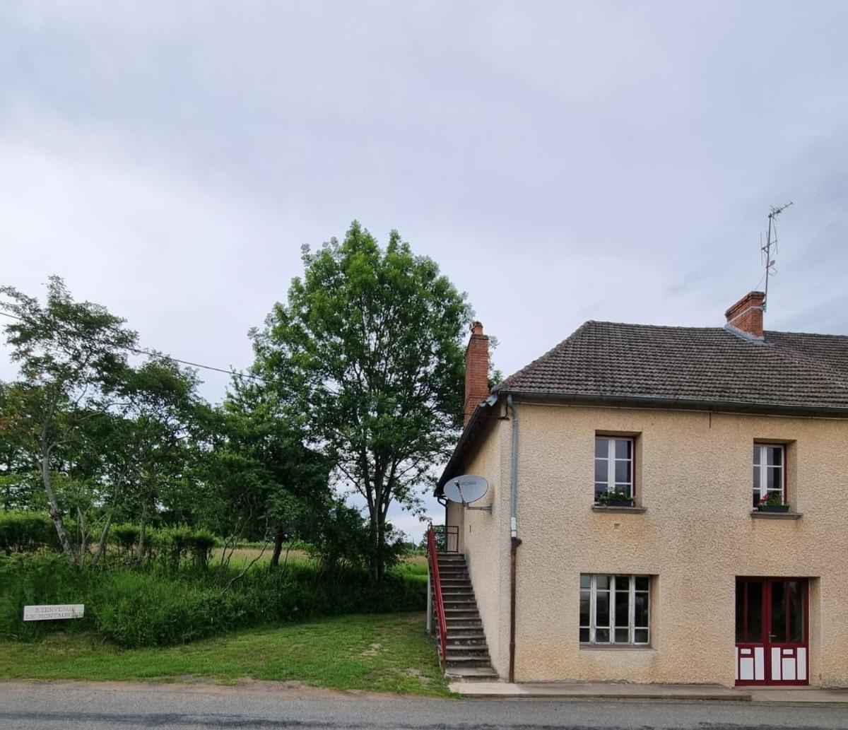 Appartamento Le Montaurier Combrailles Esterno foto